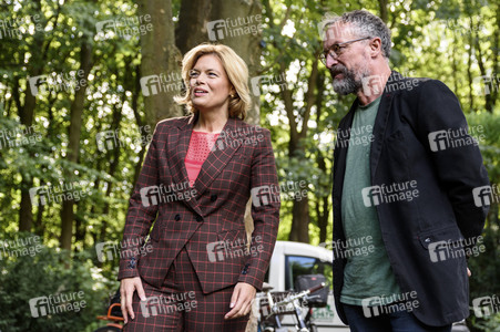 Julia Klöckner pflanzt eine Erle in Berlin