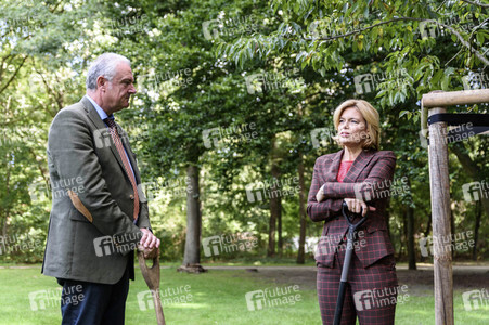 Julia Klöckner pflanzt eine Erle in Berlin