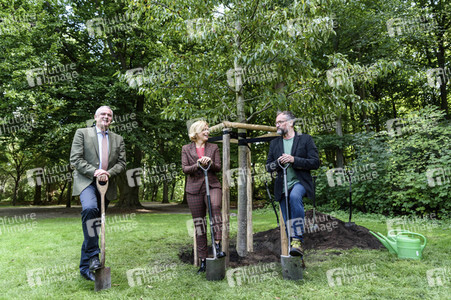 Julia Klöckner pflanzt eine Erle in Berlin