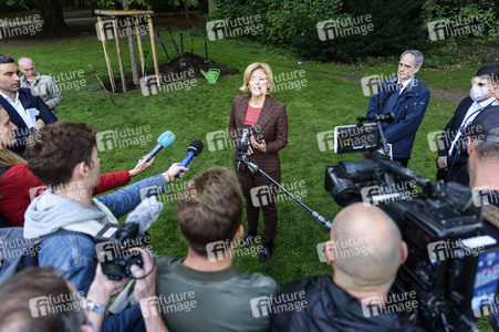 Julia Klöckner pflanzt eine Erle in Berlin