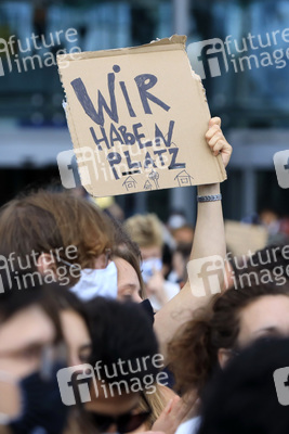 Demonstration für die Aufnahme von Flüchtlingen aus Moria in Berlin