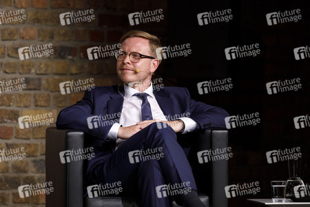 Markus Gabriel und Hendrik Streeck auf der phil.cologne 2020 in Köln