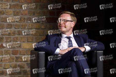 Markus Gabriel und Hendrik Streeck auf der phil.cologne 2020 in Köln