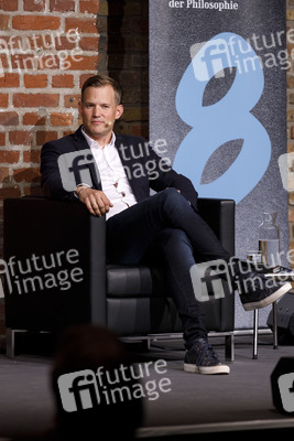 Markus Gabriel und Hendrik Streeck auf der phil.cologne 2020 in Köln