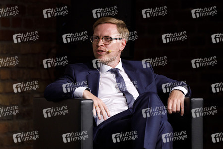 Markus Gabriel und Hendrik Streeck auf der phil.cologne 2020 in Köln