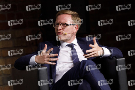 Markus Gabriel und Hendrik Streeck auf der phil.cologne 2020 in Köln