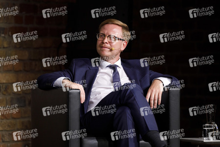 Markus Gabriel und Hendrik Streeck auf der phil.cologne 2020 in Köln
