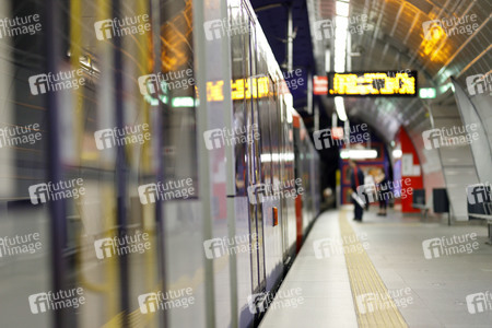 Symbolfoto Bahnsteigkante
