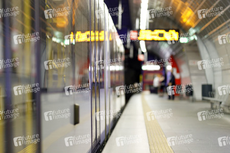 Symbolfoto Bahnsteigkante