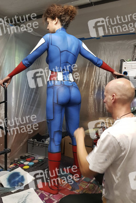 GEEK ART: Captain America vs. Red Skull Bodypainting