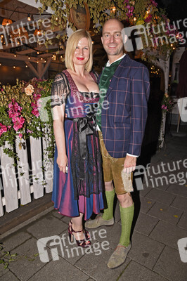 Almauftrieb in der Käfer Schänke in München