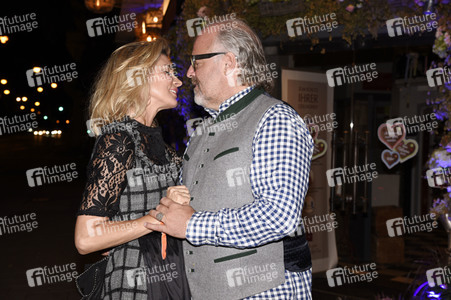 Almauftrieb in der Käfer Schänke in München