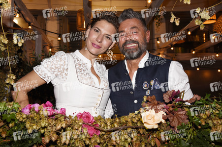 Almauftrieb in der Käfer Schänke in München