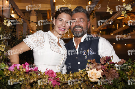 Almauftrieb in der Käfer Schänke in München