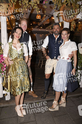 Almauftrieb in der Käfer Schänke in München