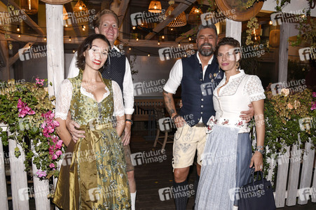 Almauftrieb in der Käfer Schänke in München