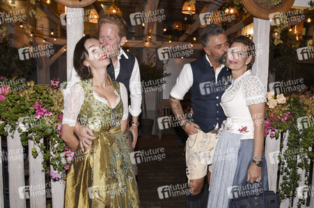 Almauftrieb in der Käfer Schänke in München