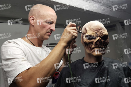 GEEK ART: Captain America vs. Red Skull Bodypainting