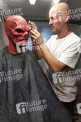 GEEK ART: Captain America vs. Red Skull Bodypainting