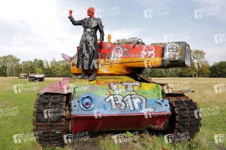 GEEK ART: Captain America vs. Red Skull Bodypainting