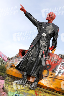 GEEK ART: Captain America vs. Red Skull Bodypainting