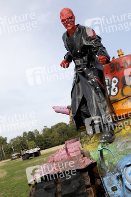 GEEK ART: Captain America vs. Red Skull Bodypainting