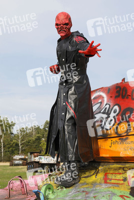 GEEK ART: Captain America vs. Red Skull Bodypainting