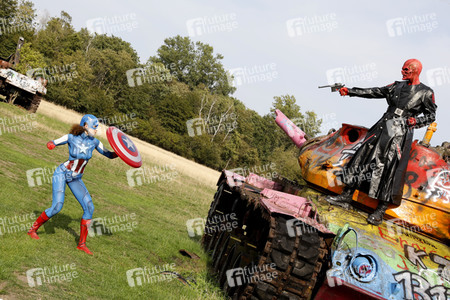 GEEK ART: Captain America vs. Red Skull Bodypainting