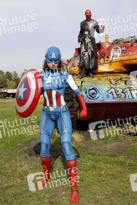 GEEK ART: Captain America vs. Red Skull Bodypainting