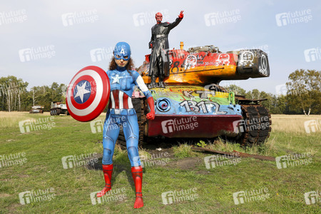GEEK ART: Captain America vs. Red Skull Bodypainting