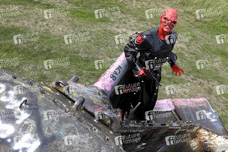 GEEK ART: Captain America vs. Red Skull Bodypainting