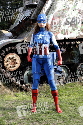 GEEK ART: Captain America vs. Red Skull Bodypainting