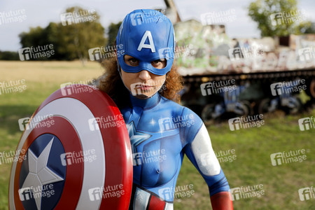 GEEK ART: Captain America vs. Red Skull Bodypainting