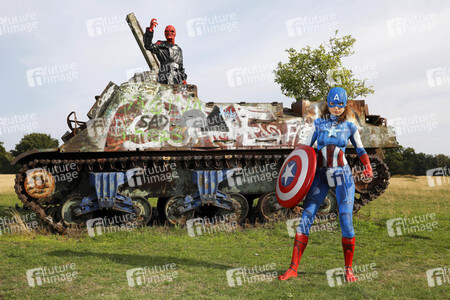 GEEK ART: Captain America vs. Red Skull Bodypainting