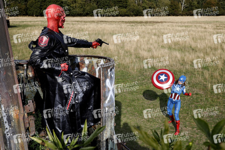 GEEK ART: Captain America vs. Red Skull Bodypainting