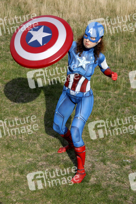 GEEK ART: Captain America vs. Red Skull Bodypainting