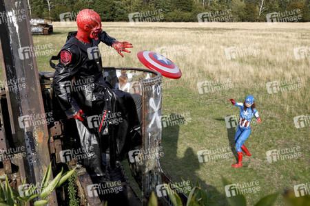 GEEK ART: Captain America vs. Red Skull Bodypainting