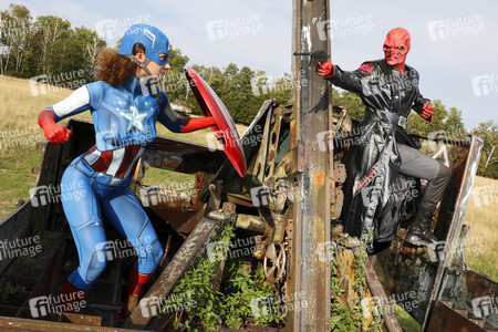 GEEK ART: Captain America vs. Red Skull Bodypainting
