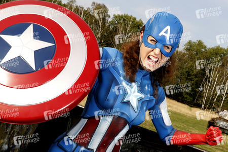 GEEK ART: Captain America vs. Red Skull Bodypainting
