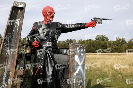 GEEK ART: Captain America vs. Red Skull Bodypainting