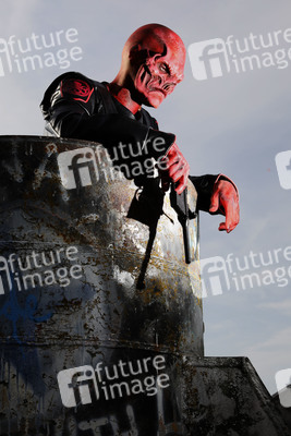 GEEK ART: Captain America vs. Red Skull Bodypainting