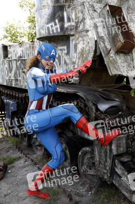 GEEK ART: Captain America vs. Red Skull Bodypainting