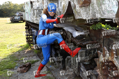 GEEK ART: Captain America vs. Red Skull Bodypainting