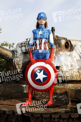 GEEK ART: Captain America vs. Red Skull Bodypainting