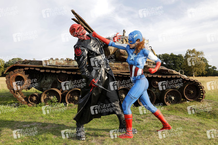 GEEK ART: Captain America vs. Red Skull Bodypainting