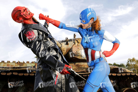GEEK ART: Captain America vs. Red Skull Bodypainting