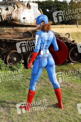 GEEK ART: Captain America vs. Red Skull Bodypainting