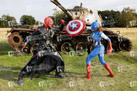 GEEK ART: Captain America vs. Red Skull Bodypainting