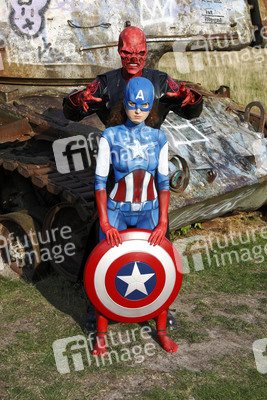GEEK ART: Captain America vs. Red Skull Bodypainting