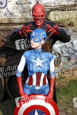 GEEK ART: Captain America vs. Red Skull Bodypainting